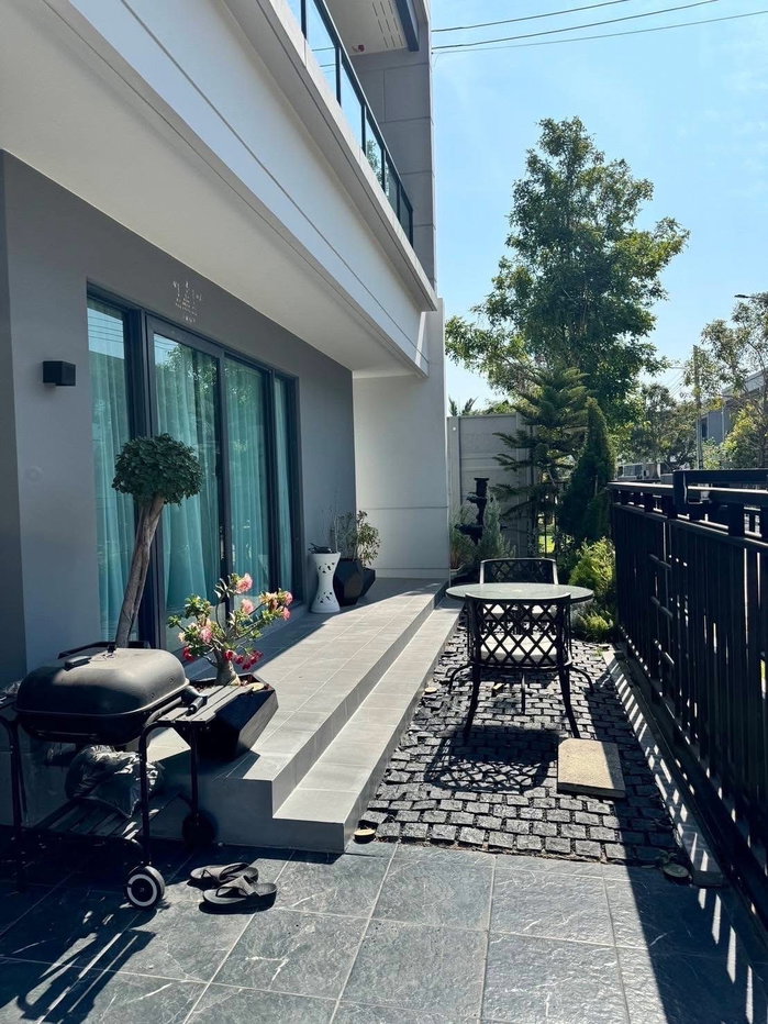 รูป 🏡 บ้านเดี่ยวให้เช่า เซนโทร รามอินทรา-จตุโชติ 2 (CENTRO Ramintra-Chatuchot 2) ✨ บ้านสไตล์โมเดิร์น, ตกแต่งบิ้วท์สวย พร้อมฟังก์ชันครบ - รูปที่ 2/15
