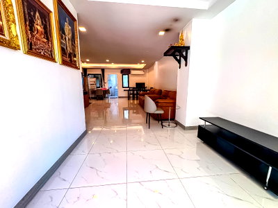 Houses for sale Bang Lamung Chonburi : Luxury 2Storey Townhouse for Sale Khao Noi East Pattaya 3 Bed