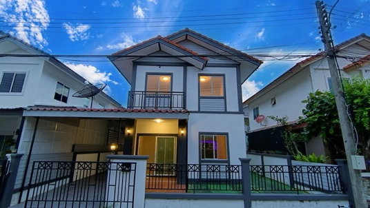 Urgent! Twin house for sale, single-house style, townhouse price. Baan Fah Piyarom Premier Park Village. 3 bedrooms, 2 bathrooms, 38.1 sq.wa.