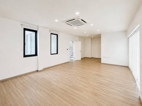 ให้ เช่า Home Office ติดถนนวิภาวดี เพียง **50 เมตร** 270 ตรม. 42 ตรว. เหมาะสำหรับบริษัท, Startup, Office หรือพักอาศัย ใกล้สนามบินดอนเมือง