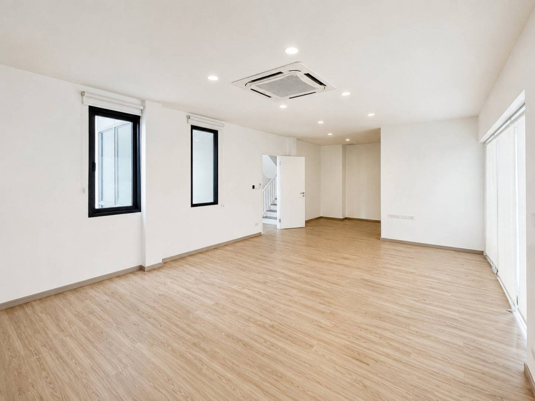รูป ให้ เช่า Home Office ติดถนนวิภาวดี เพียง **50 เมตร** 270 ตรม. 42 ตรว. เหมาะสำหรับบริษัท, Startup, Office หรือพักอาศัย ใกล้สนามบินดอนเมือง - รูปที่ 1/9