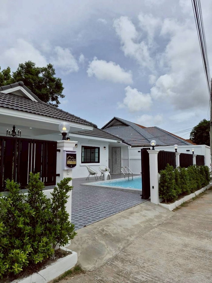 รูป ขายบ้านเดี่ยวพูลวิลล่า ชั้นเดียวหลังมุม หมู่บ้านรวิพรวิลเลจ 1-2 ซอยเขาน้อย พัทยา 3 ห้องนอน พร้อมสระว่ายน้ำส่วนตัว - รูปที่ 2/14