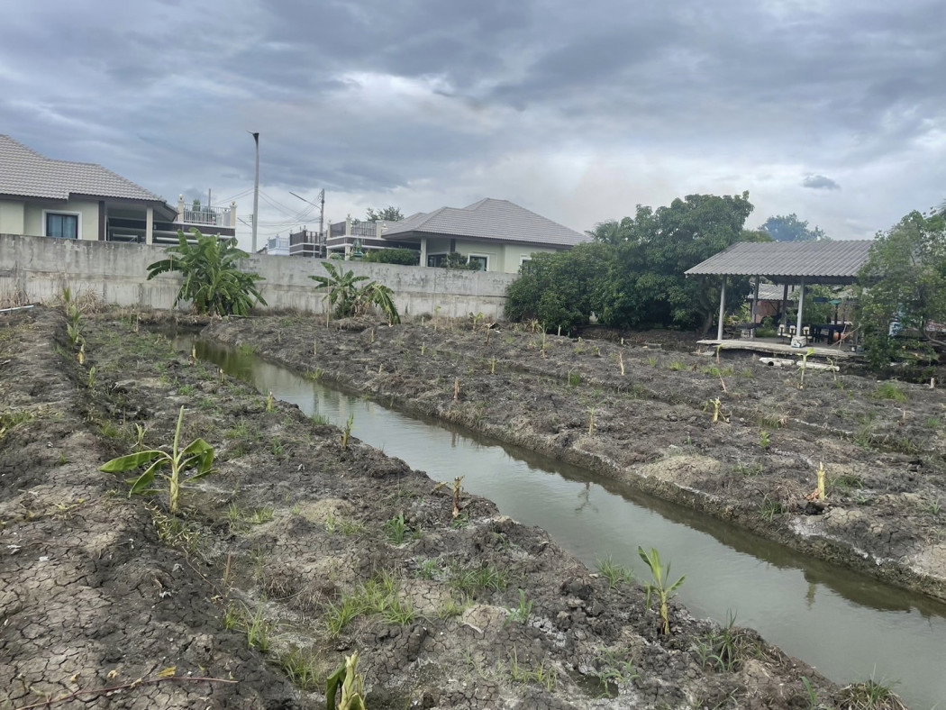 picture Urgent sale of a beautiful land plot, 2 rai 23 square wah, in Khlong Mai, Sam Phran, Nakhon Pathom. - 1/6