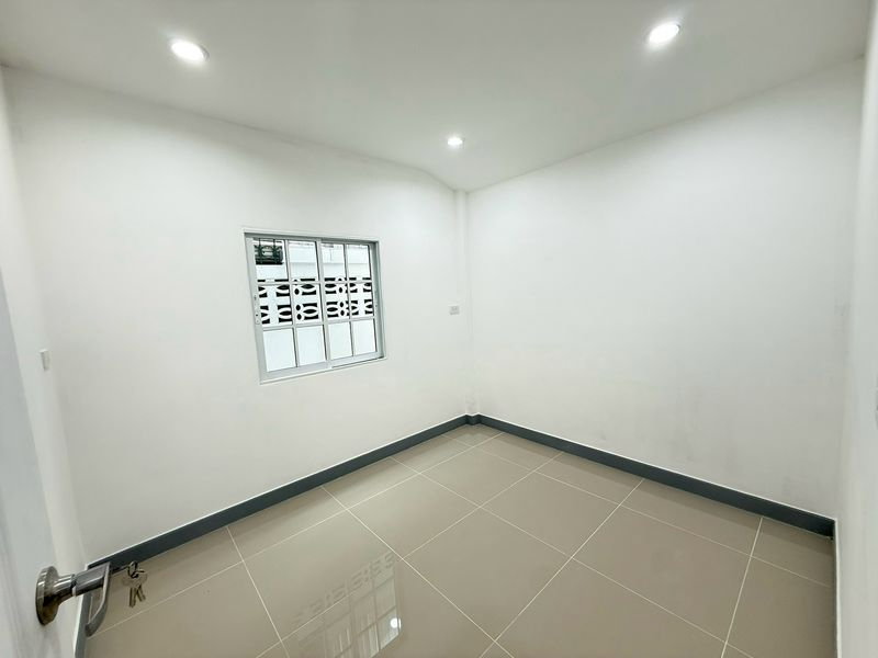 รูป หมู่บ้านทหารกองหนุน พระยาสุเรนทร์28 บ้านเดี่ยวชั้นเดียว หน้ากว้าง ทำเลดี รีโนเวทใหม่ทั้งหมด ราคาถูกคุ้ม แถมแอร์ทุกห้อง ใกล้รถไฟฟ้า - รูปที่ 17/21