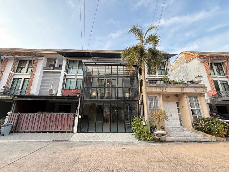 Garage House ทาวน์โฮม 3 ชั้น สไตล์ไม่ซ้ำใคร