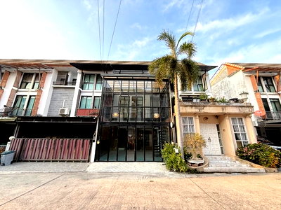 ทาวน์โฮม เขตลาดพร้าว : Garage House ทาวน์โฮม 3 ชั้น สไตล์ไม่ซ้ำใคร