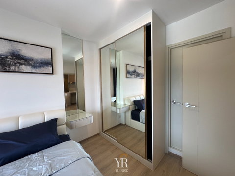 Life Rama 4-Asoke beautifully decorated in a creamy style. Highlights: curved sofa Built-in shelves run the length of the wall, ready to move in.