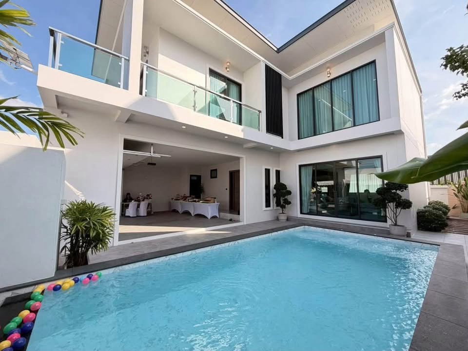 รูป ขายบ้านพูลวิลล่า 2 ชั้น Modern Living พัทยา 4 ห้องนอน พร้อมสระว่ายน้ำส่วนตัว ทำเลทุ่งกลม-ตาลหมัน - รูปที่ 1/15