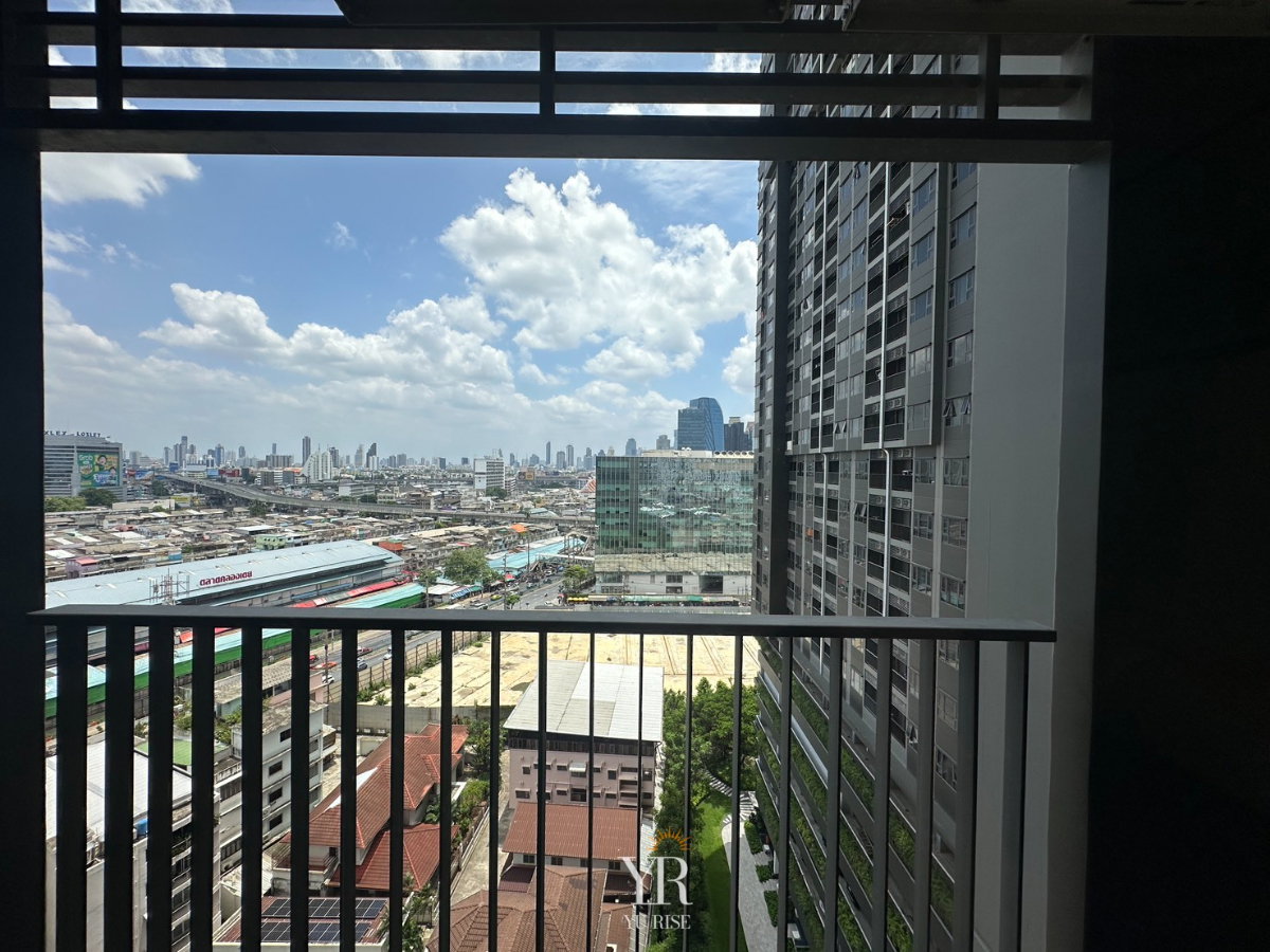 รูป Life Rama 4-Asoke แต่งสวยละมุนสไตล์ครีมมี่ ไฮไลท์โซฟาทรงโค้งพร้อมหมอนอิง ชั้นวางของบิวท์อินยาวสุดผนัง สภาพใหม่ตรงปก พร้อมอยู่ - รูปที่ 5/15