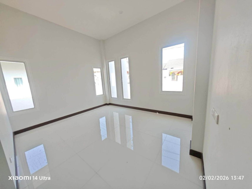 รูป 🏡 ขายด่วน! บ้านเดี่ยวชั้นเดียว สไตล์โมเดิร์น ใกล้แยกกองทราย สารภี ราคา 2 ล้าน 📞 063-6649056 - รูปที่ 3/10
