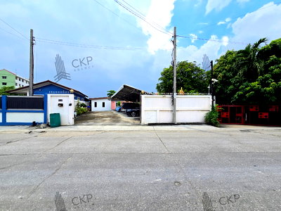 บ้านเดี่ยว ถนนปู่เจ้าสมิงพราย  : ขายบ้านพร้อมพื้นที่ขนาดใหญ่ ใกล้ถนนปู่เจ้าสมิงพรายเพียง 100 เมตร ขนาด 113 ตร.วา เหมาะสำหรับครอบครัวใหญ่พร้อมพื้นที่จอดรถ 