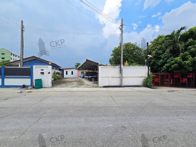 รูป ขายบ้านพร้อมพื้นที่ขนาดใหญ่ ใกล้ถนนปู่เจ้าสมิงพรายเพียง 100 เมตร ขนาด 113 ตร.วา เหมาะสำหรับครอบครัวใหญ่พร้อมพื้นที่จอดรถ  - รูปที่ 1/11