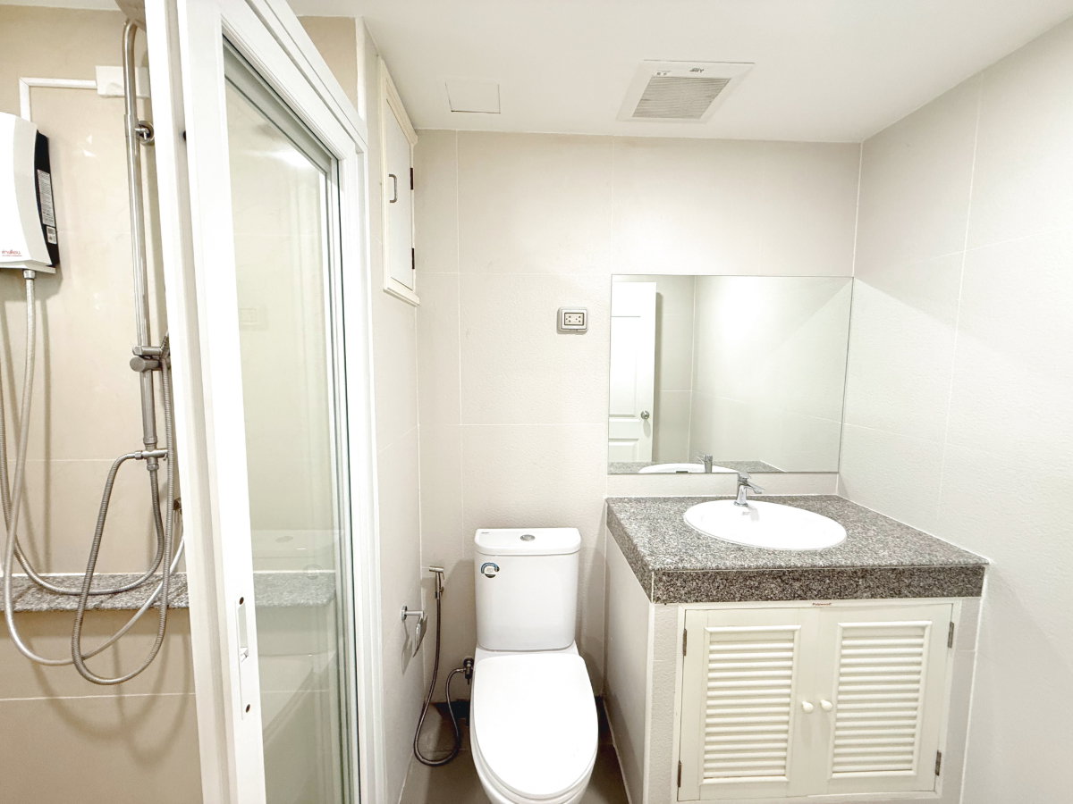 picture Selling Happy Condo Ratchada 18, large 80 sq.m. 2-bedroom unit, near MRT Sutthisan. - 21/22