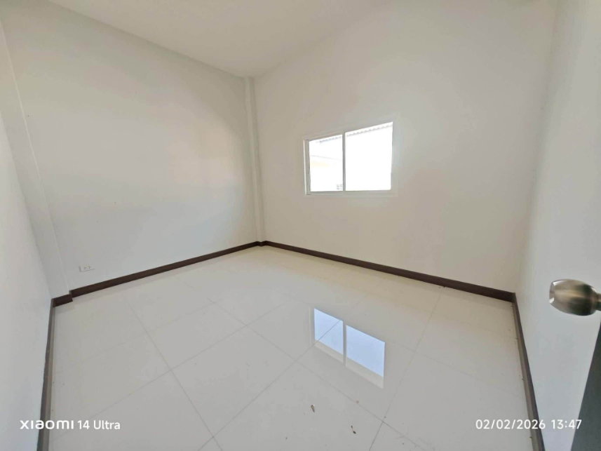 รูป 🏡 ขายด่วน! บ้านเดี่ยวชั้นเดียว สไตล์โมเดิร์น ใกล้แยกกองทราย สารภี ราคา 2 ล้าน 📞 063-6649056 - รูปที่ 5/10