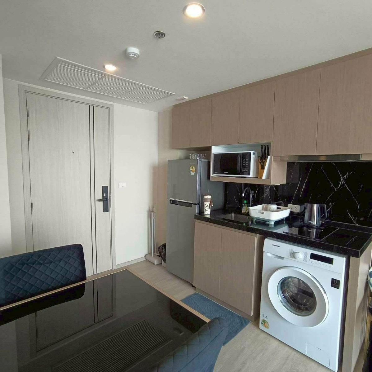 1-bedroom condo for rent at Khao Phra Tamnak, 22nd floor with sea view, 250m from Yin Yom Beach.