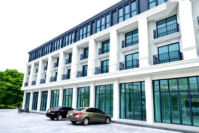 Shophouses for rent Bhakasa Industrial : Clinic showroom for rent, commercial building, 4.5 floors, new Thanya Park, 1.6 km., 20 sq m., has a kitchen, 2 air conditioners, On Nut 68-78, has a