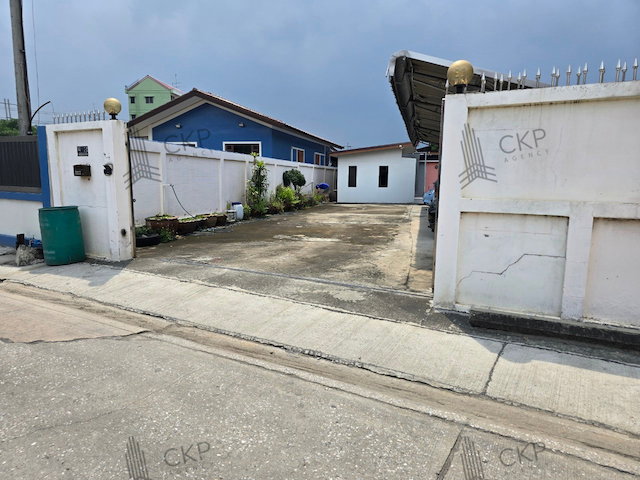รูป ขายบ้านพร้อมพื้นที่ขนาดใหญ่ ใกล้ถนนปู่เจ้าสมิงพรายเพียง 100 เมตร ขนาด 113 ตร.วา เหมาะสำหรับครอบครัวใหญ่พร้อมพื้นที่จอดรถ  - รูปที่ 2/11