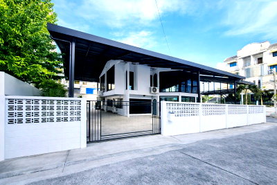 เช่าบ้านเดี่ยว กรุงเทพมหานคร : MRT สุทธิสาร 2.45กม.จอดรถได้ 12 คัน MRT โชคชัย4 1.86 กม. ให้เช่าอาคารสำนักงาน 2 ชั้น ย่านรัชดา ลาดพร้าว 4นอน 100ตร.ว. 520ตร.ม. พร้อมลาน