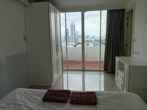 The Royal Navin Tower for rent: 20,000 Baht/month. Call 086-5049889.