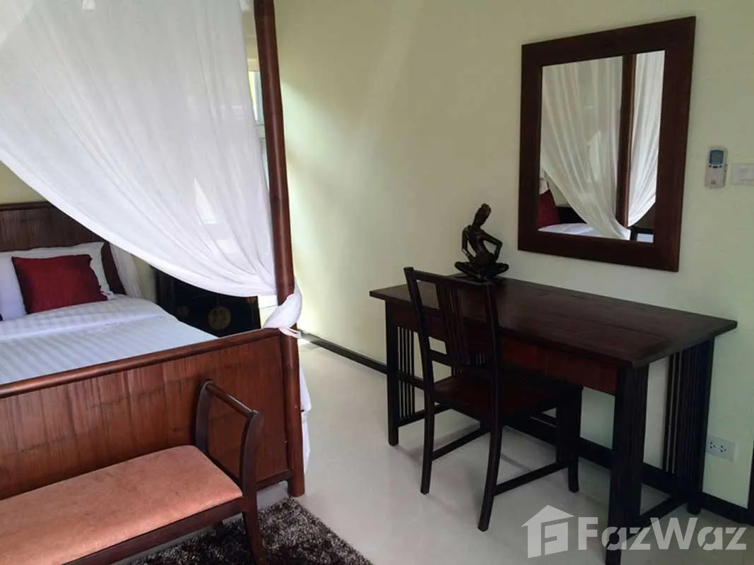 picture Detached 4-Master-Suite Tropical Pool Residence 6627387 - 9/42