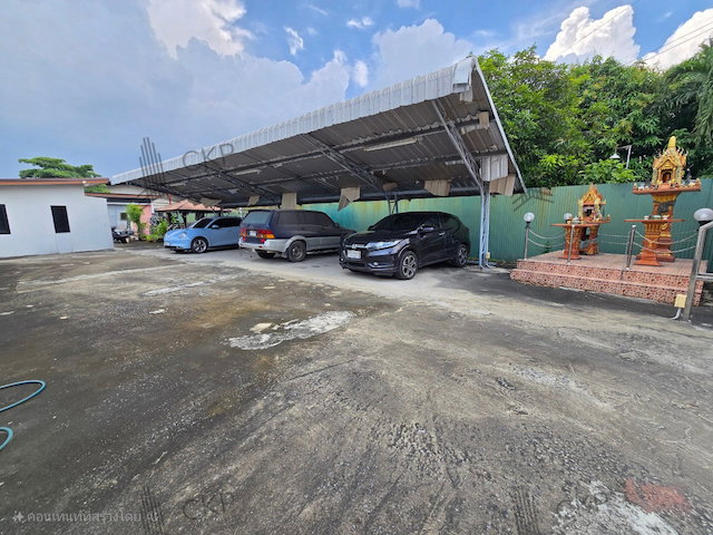 รูป ขายบ้านพร้อมพื้นที่ขนาดใหญ่ ใกล้ถนนปู่เจ้าสมิงพรายเพียง 100 เมตร ขนาด 113 ตร.วา เหมาะสำหรับครอบครัวใหญ่พร้อมพื้นที่จอดรถ  - รูปที่ 5/11