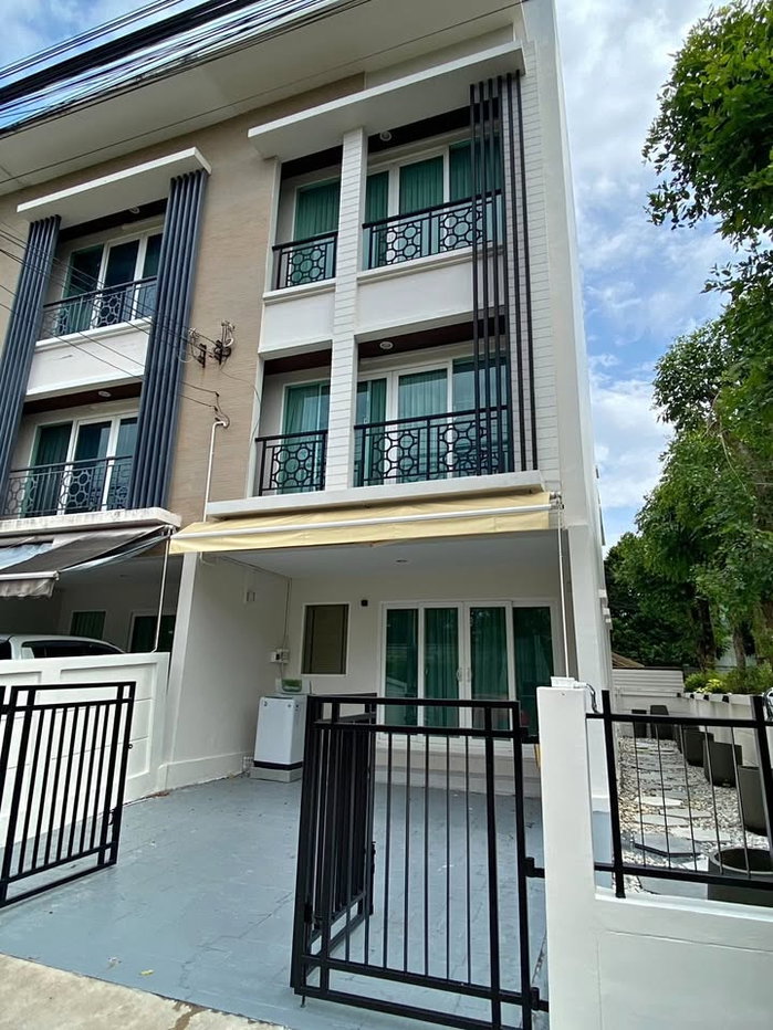 รูป R3118 ให้เช่าทาวน์โฮม 3 ชั้น หมู่บ้าน บ้านกลางเมืองพระราม 9 มอเตอร์เวย์ (ว่างค่ะ) - รูปที่ 1/13