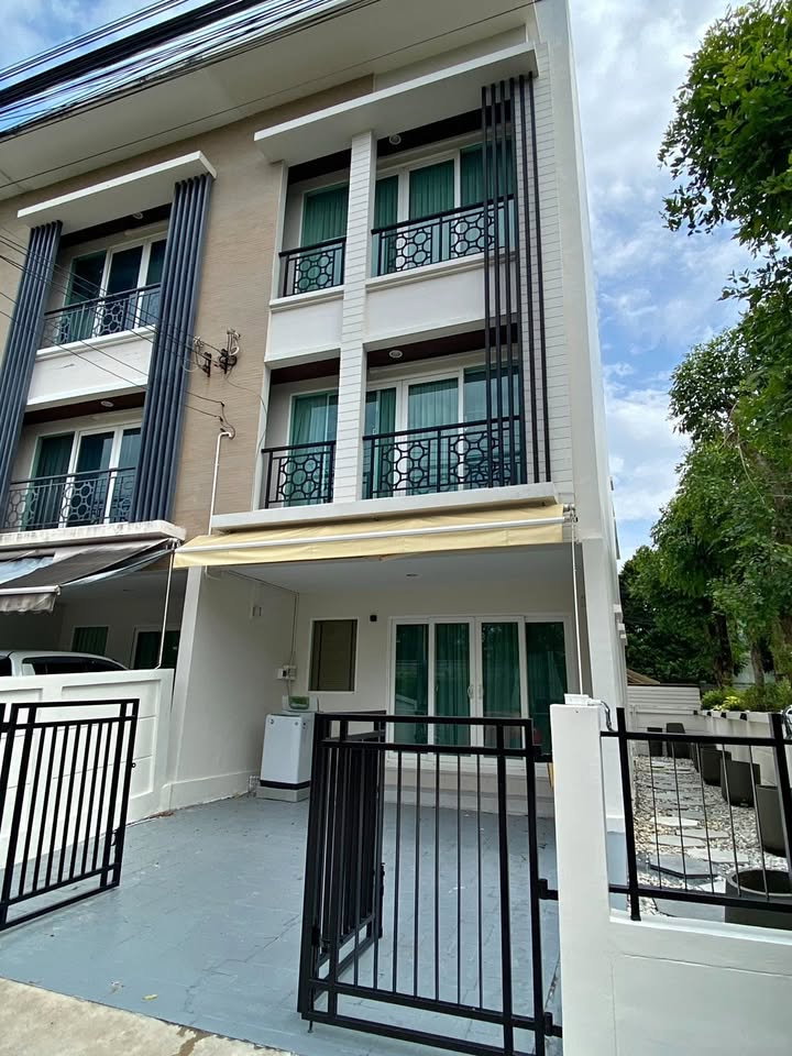 ทาวน์โฮมให้เช่า : R3118 ให้เช่าทาวน์โฮม 3 ชั้น หมู่บ้าน บ้านกลางเมืองพระราม 9 มอเตอร์เวย์ (ว่างค่ะ)