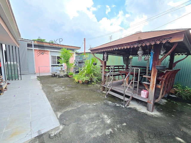 รูป ขายบ้านพร้อมพื้นที่ขนาดใหญ่ ใกล้ถนนปู่เจ้าสมิงพรายเพียง 100 เมตร ขนาด 113 ตร.วา เหมาะสำหรับครอบครัวใหญ่พร้อมพื้นที่จอดรถ  - รูปที่ 9/11