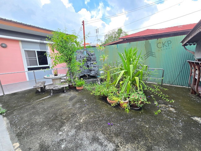รูป ขายบ้านพร้อมพื้นที่ขนาดใหญ่ ใกล้ถนนปู่เจ้าสมิงพรายเพียง 100 เมตร ขนาด 113 ตร.วา เหมาะสำหรับครอบครัวใหญ่พร้อมพื้นที่จอดรถ  - รูปที่ 4/11
