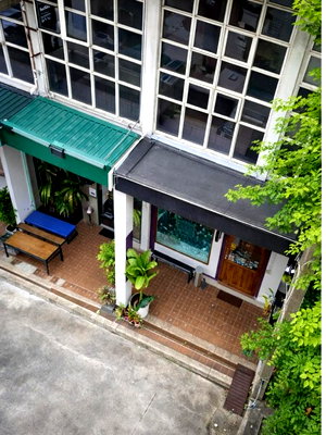Shophouses for rent Sukumvit 61 : Thonglor BTS Ekkamai 1.86km. Khlong Tan Railway 650m. Phetchaburi Commercial building 2 bedrooms, 2 bathrooms, 18 sq m. usable area. 72 sq m, ground