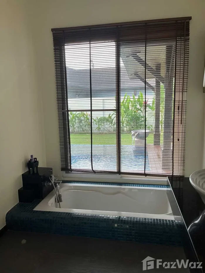 picture Detached 4-Master-Suite Tropical Pool Residence 6627387 - 11/42