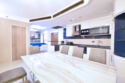 รูปภาพ 【JUST RENOVATED】💰Rent: 50,000 THB/month 🏢 Las Colinas ✨2Bedroom • 100 sqm • 31th Floor