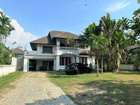 A single house for Rent with 4 bedrooms 3 bathrooms located in Bangsaen-Ang Sila area.