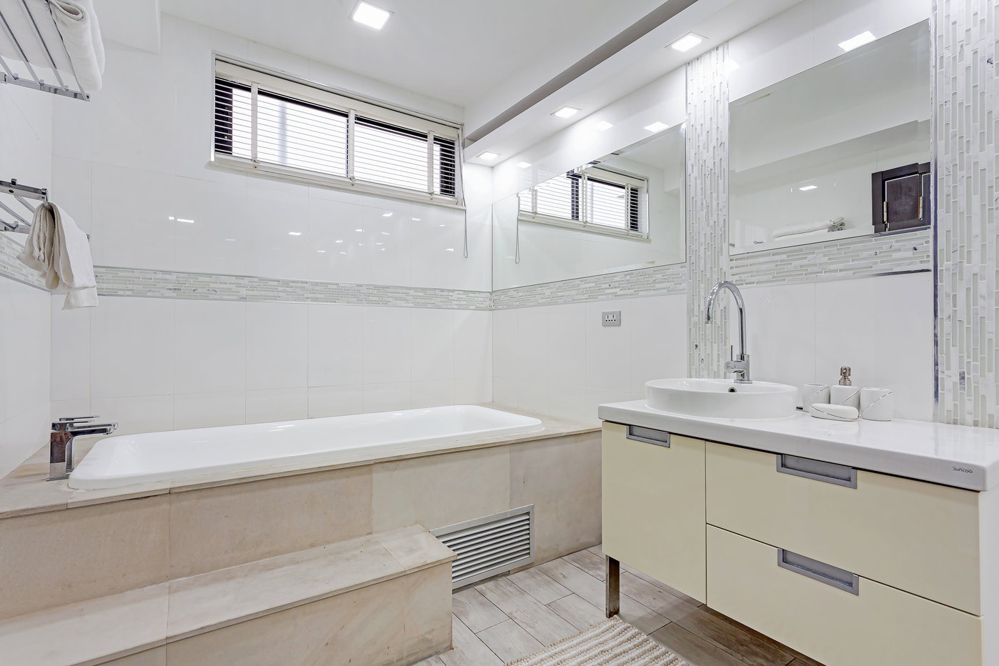 รูป Spacious Pool Villa for Sale Pratumnak Pattaya - รูปที่ 25/30