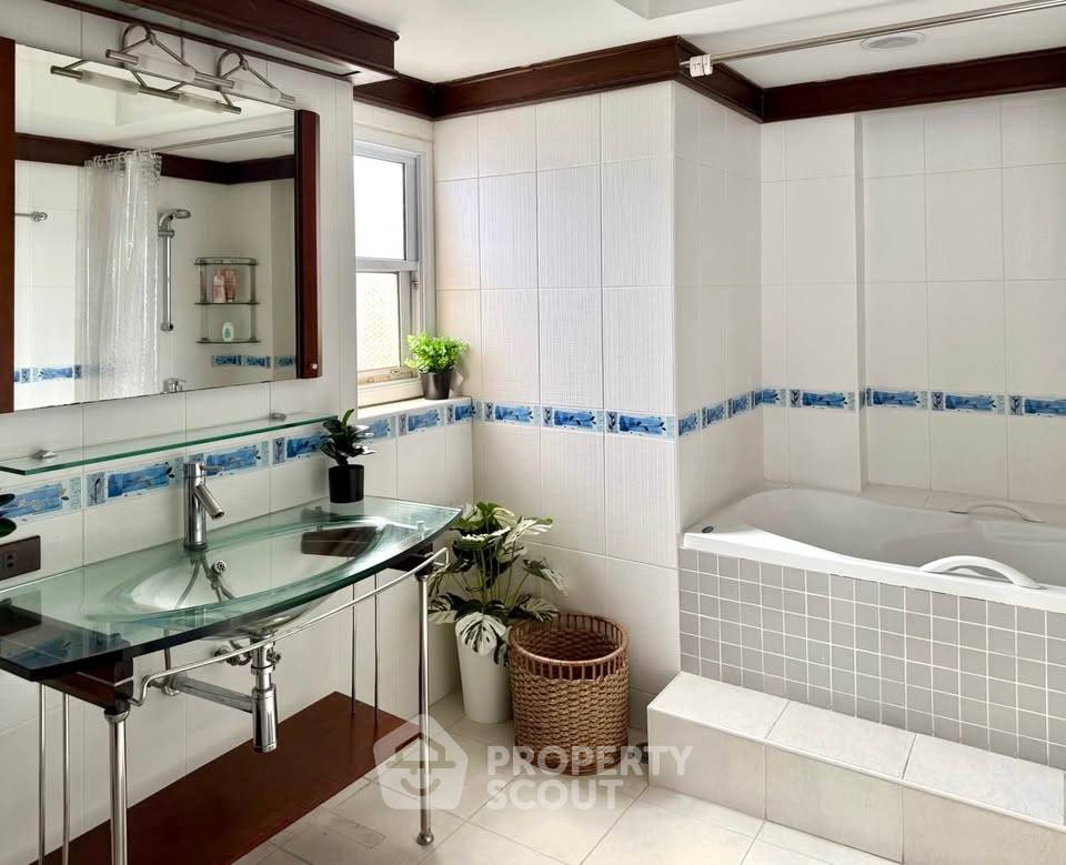 picture 2-BR Condo 135 Sqm Near BTS Phrom Phong, Baan Suanpetch (ID 3135066) - 6/8