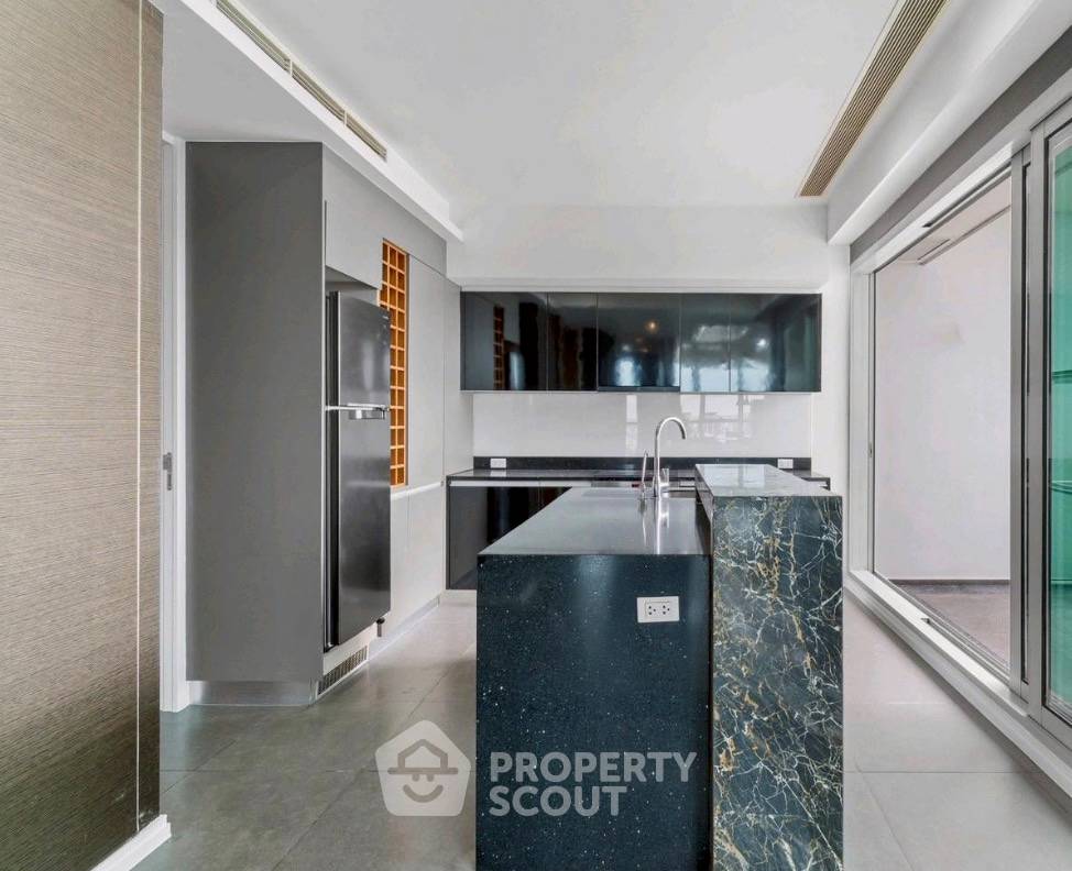 picture 4-BR 328 Sqm Condo At The River Condominium Near BTS Saphan Taksin (400m) (ID 3135228) - 8/13