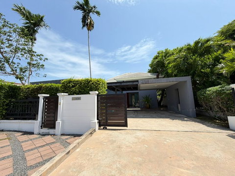 Detached house for rent in Sam Mukh Thani Village, Bang Saen. Convenient location, pleasant living environment.