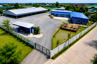 เช่าโรงงาน ปทุมธานี : รังสิต คลอง3  วัดพระธรรมกาย 1กม. ญาคนรุม 2.5กม. บนที่ดิน 3 ไร่  ให้เช่าโกดัง  3ไร่ 400ตร.ม. รีสอร์ท 7นอน บ่อเลี้ยงปลา กุ้ง ใกล้ตลาดไท 900 ม.