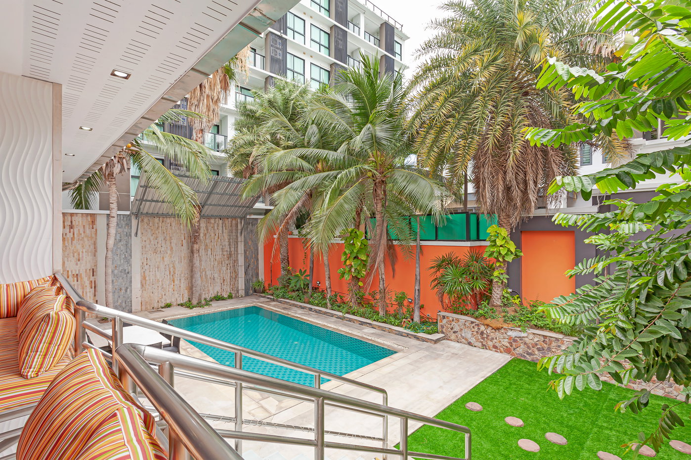 รูป Spacious Pool Villa for Sale Pratumnak Pattaya - รูปที่ 3/30