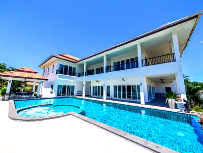 บ้านเดี่ยว บางละมุง ชลบุรี : Luxury Golf Course View Pool Villa for Sale Huay Yai Pattaya