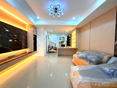 ทาวน์โฮม บางละมุง ชลบุรี : Pre sale Modern Townhouse for Sale Jomtien Pattaya
