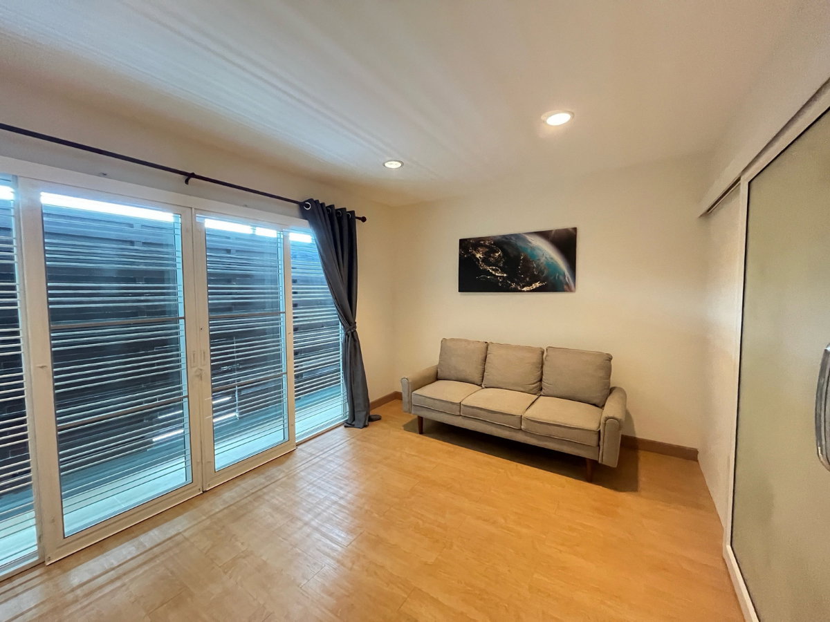 รูป 🏡✨ ให้เช่าทาวน์โฮม 3 ชั้น – แกรนดิตี้ สาธุประดิษฐ์ 2 บ้านหลังใหญ่ ทำเลใจกลางเมือง เดินทางสะดวก เหมาะสำหรับอยู่อาศัยหรือทำ Home Office - รูปที่ 3/16