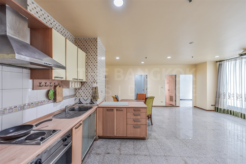 Sathorn House Unit Priced Below Market near BTS Surasak