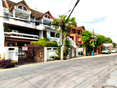 บ้านเดี่ยว บิ๊กซี ซูเปอร์เซ็นเตอร์ เอกมัย : ด่วน ลดสุด ขายบ้านสุขุมวิท71 ปรีดีพนมยงค์14 ทาวน์โฮมหลังมุม 3 ชั้น ที่ดิน 39 ตร.ว 5ห้องนอน 6ห้องน้ำ ใกล้ BTSพระโขนง เอกมัย ถนนกว้าง Sukhumvit Ekkamai