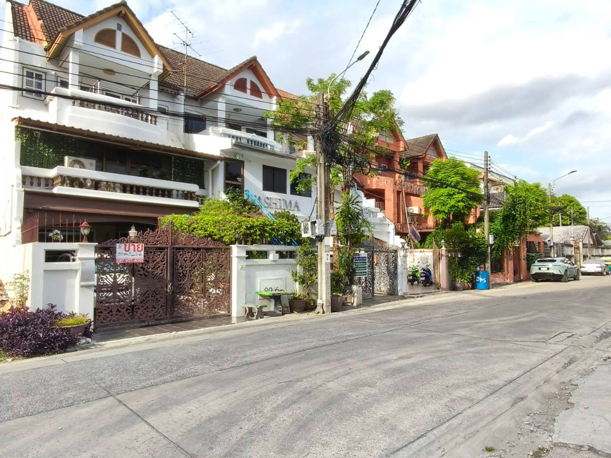 รูป ด่วน ลดสุด ขายบ้านสุขุมวิท71 ปรีดีพนมยงค์14 ทาวน์โฮมหลังมุม 3 ชั้น ที่ดิน 39 ตร.ว 5ห้องนอน 6ห้องน้ำ ใกล้ BTSพระโขนง เอกมัย ถนนกว้าง Sukhumvit Ekkamai - รูปที่ 1/18