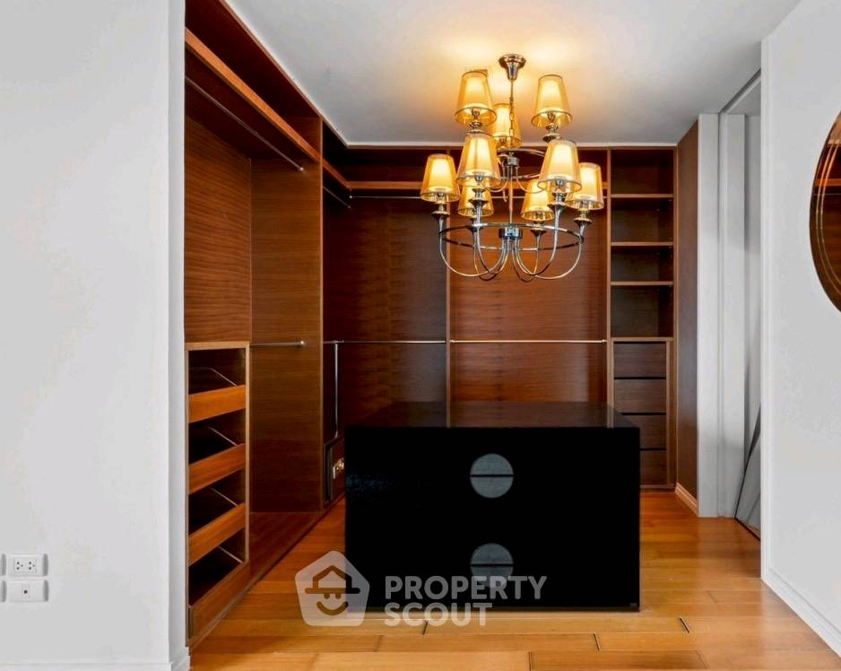 picture 4-BR 328 Sqm Condo At The River Condominium Near BTS Saphan Taksin (400m) (ID 3135228) - 9/13