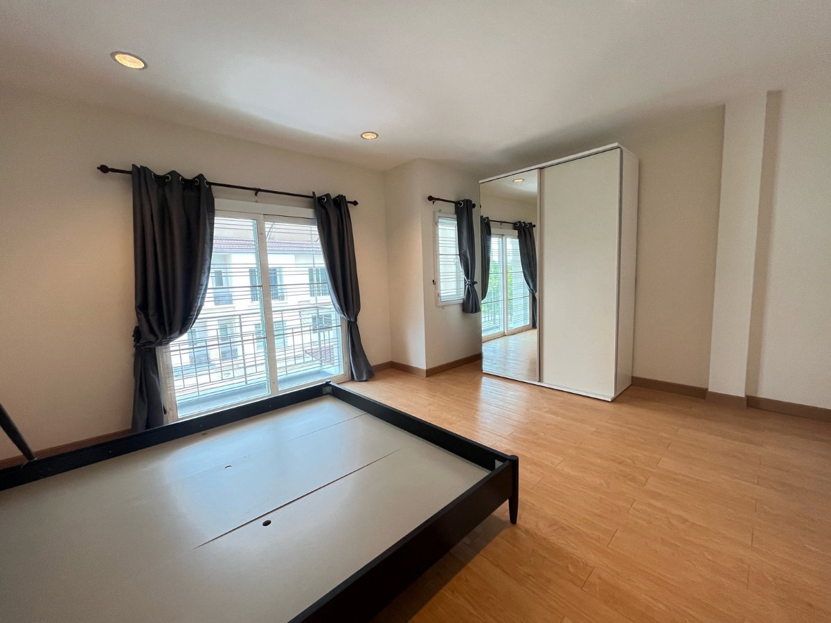 รูป 🏡✨ ให้เช่าทาวน์โฮม 3 ชั้น – แกรนดิตี้ สาธุประดิษฐ์ 2 บ้านหลังใหญ่ ทำเลใจกลางเมือง เดินทางสะดวก เหมาะสำหรับอยู่อาศัยหรือทำ Home Office - รูปที่ 4/16