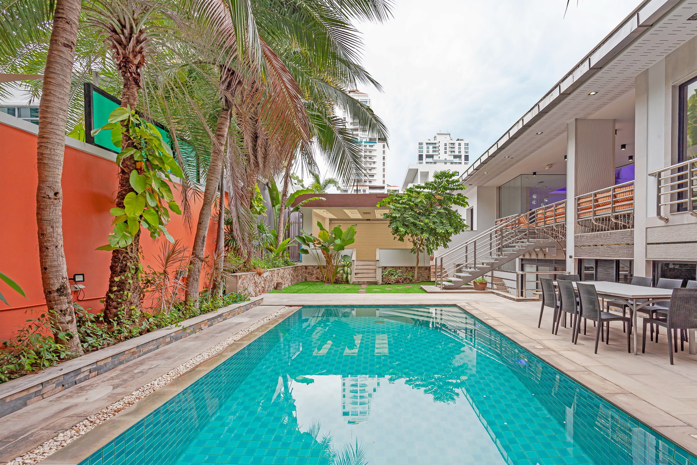 รูป Spacious Pool Villa for Sale Pratumnak Pattaya - รูปที่ 2/30