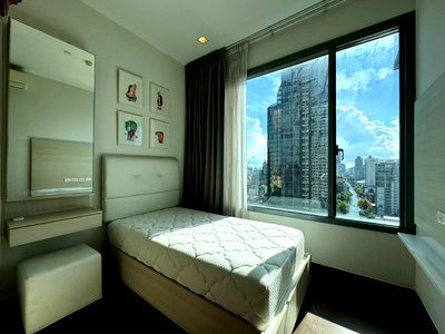 คอนโดให้เช่า : P-55342 ลากกระเป๋าเข้าอยู่ได้ทันที 2 ห้องนอนที่ Q Asoke ชั้น 20 วิวเมือง ติด MRT เพชรบุรี Line ID: @easythaihome 085-592-2897