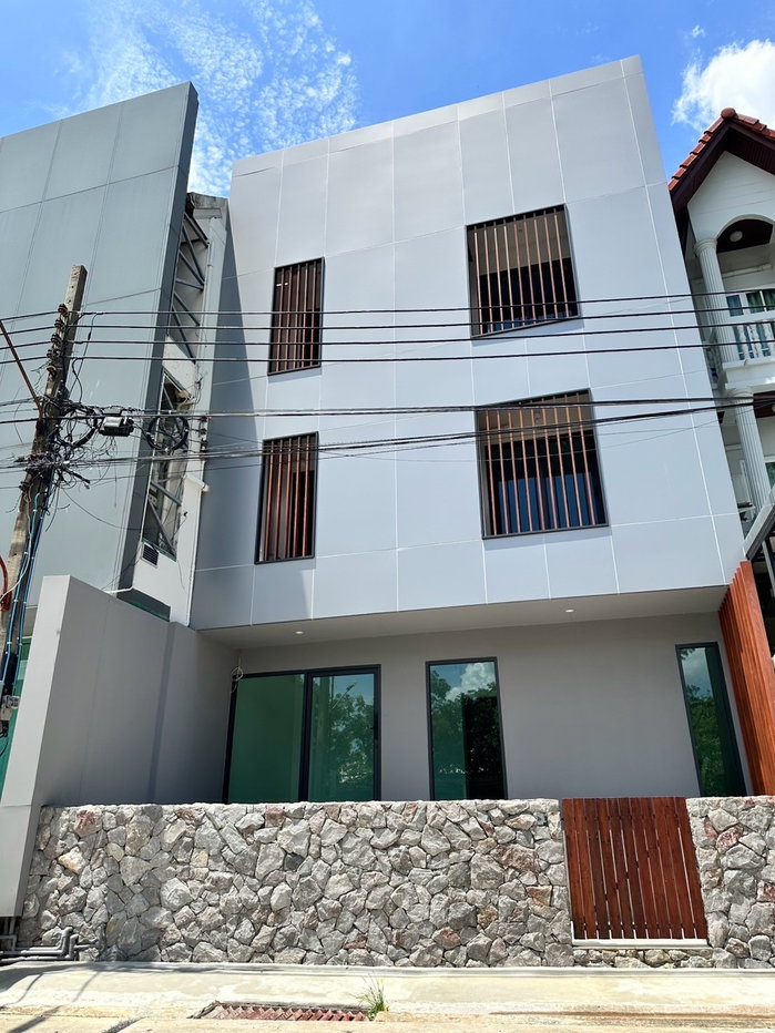 รูป 🏢✨ ให้เช่าโฮมออฟฟิศ 3 ชั้น พร้อมอยู่ ย่านอ่อนนุช–ลาดกระบัง 📍 ซอยอ่อนนุช 88/4 ทำเลดี ห่างถนนเพียง 100 เมตร - รูปที่ 1/9